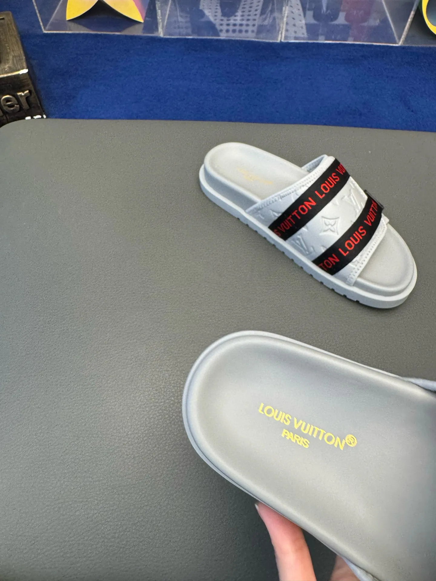 [L Home] P: 340💰Size: 38-45 Top purchasing lv men's summer slippers, classic presbyopia with soft real leather lining, unique color splicing effect, distinctive personality, fashionable and trendy essential style, light and comfortable. Lightweight and tough rubber insole, micro ridged foam outsole, super comfortable!